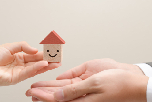 可愛い家の雑貨と手が写っている写真